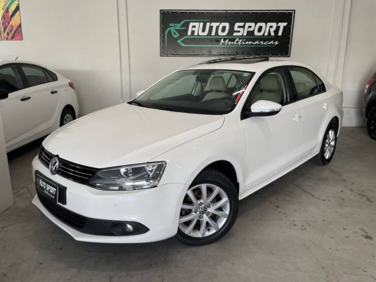 VOLKSWAGEN - JETTA - 2011/2012 - Branca - R$ 64.900,00