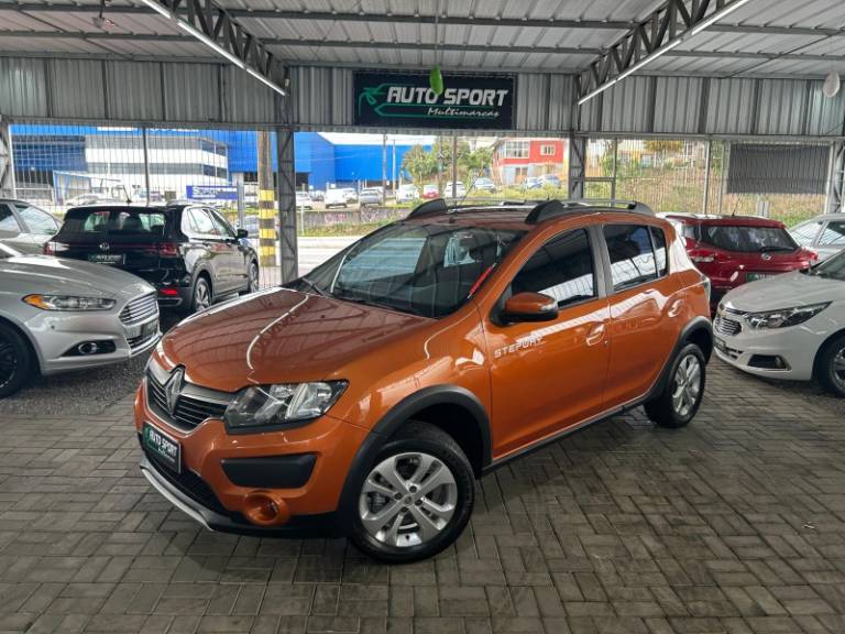RENAULT - SANDERO - 2015/2015 - Laranja - R$ 46.000,00