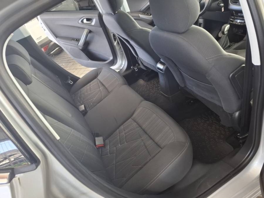PEUGEOT - 208 - 2015/2016 - Prata - R$ 56.000,00