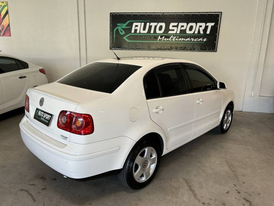 VOLKSWAGEN - POLO SEDAN - 2010/2011 - Branca - R$ 40.900,00