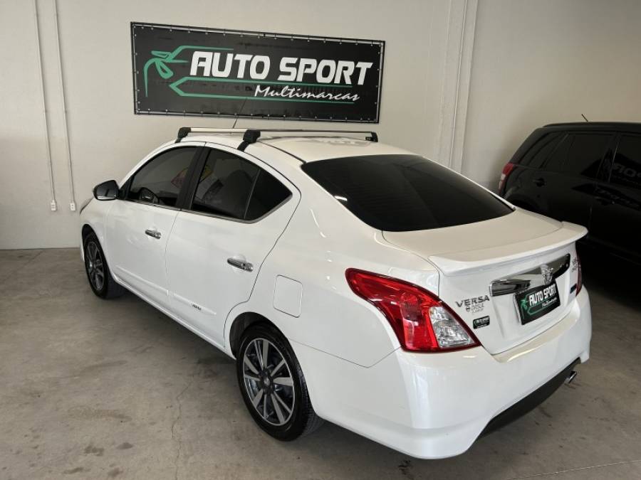 NISSAN - VERSA - 2017/2018 - Branca - R$ 65.000,00