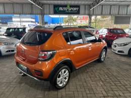RENAULT - SANDERO - 2015/2015 - Laranja - R$ 46.000,00