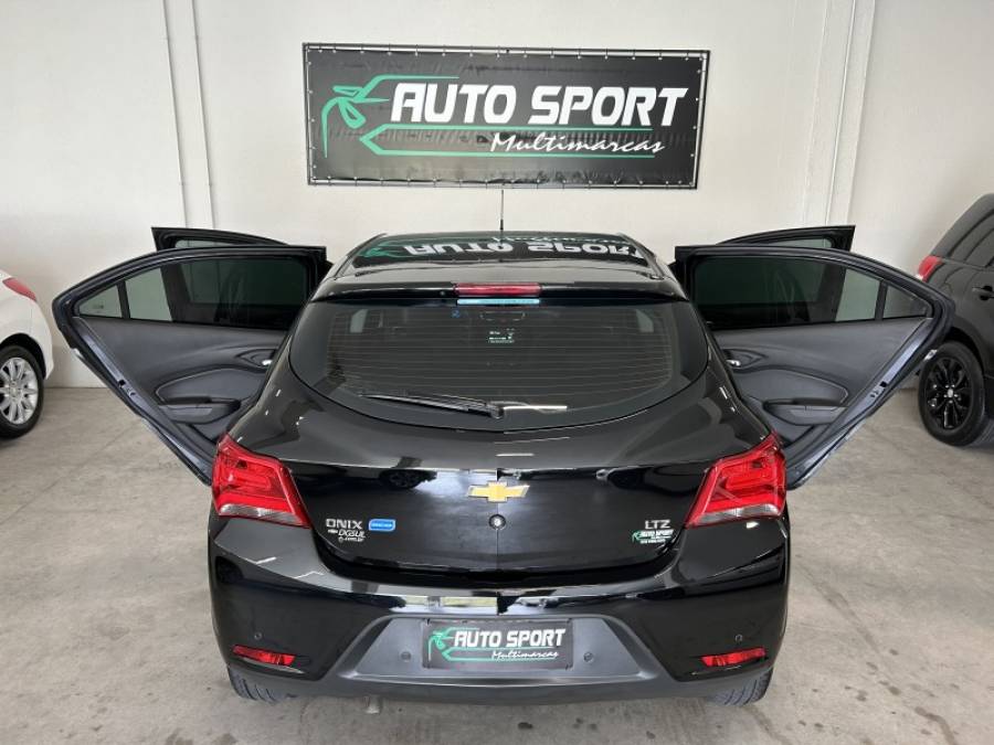 CHEVROLET - ONIX - 2017/2018 - Preta - R$ 68.900,00