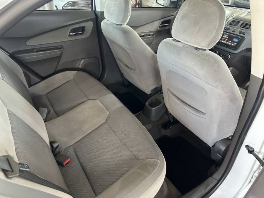 CHEVROLET - COBALT - 2013/2014 - Branca - R$ 42.000,00