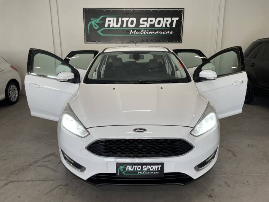 FORD - FOCUS - 2015/2016 - Branca - R$ 59.900,00