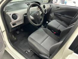 TOYOTA - ETIOS - 2013/2013 - Branca - R$ 43.900,00