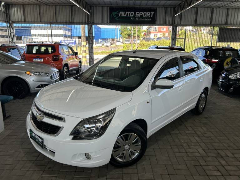 CHEVROLET - COBALT - 2013/2014 - Branca - R$ 42.000,00