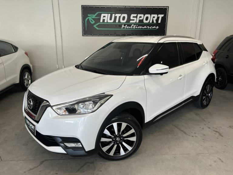 NISSAN - KICKS - 2016/2017 - Branca - R$ 85.000,00