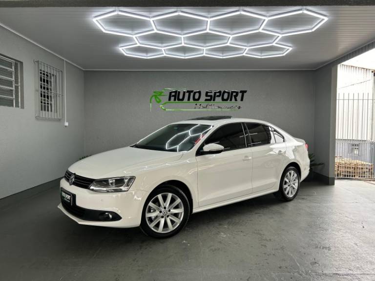 VOLKSWAGEN - JETTA - 2012/2012 - Branca - R$ 69.990,00