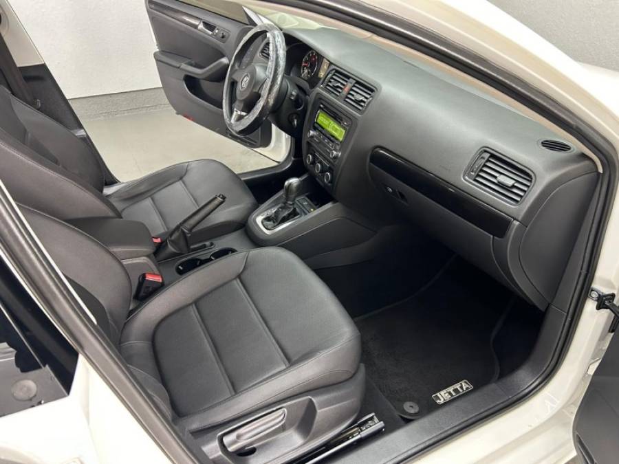 VOLKSWAGEN - JETTA - 2012/2012 - Branca - R$ 69.990,00