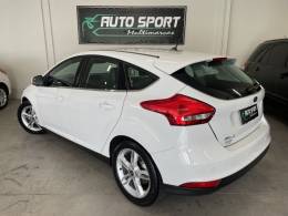 FORD - FOCUS - 2015/2016 - Branca - R$ 59.900,00