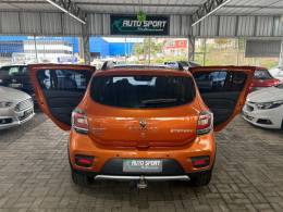 RENAULT - SANDERO - 2015/2015 - Laranja - R$ 46.000,00