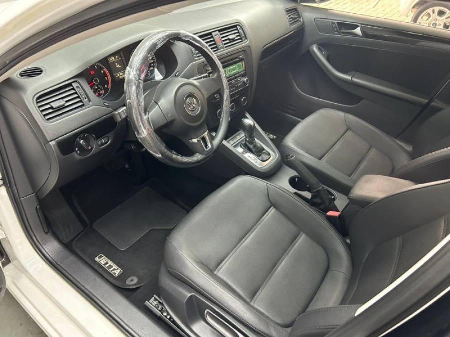 VOLKSWAGEN - JETTA - 2012/2012 - Branca - R$ 69.990,00
