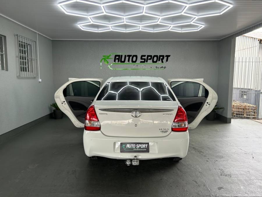 TOYOTA - ETIOS - 2013/2013 - Branca - R$ 43.900,00