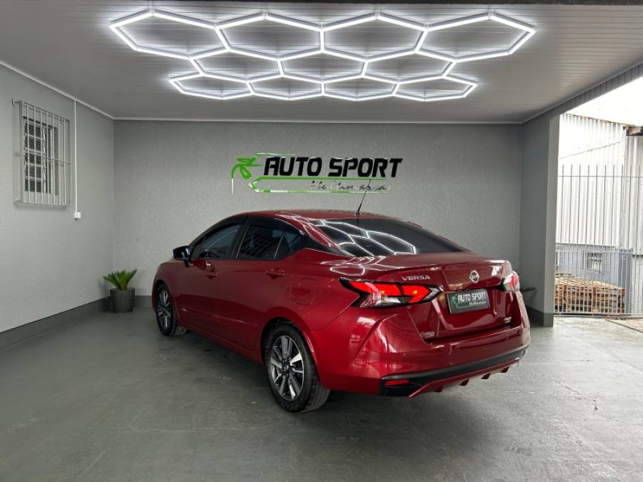 NISSAN - VERSA - 2022/2023 - Vermelha - R$ 97.800,00