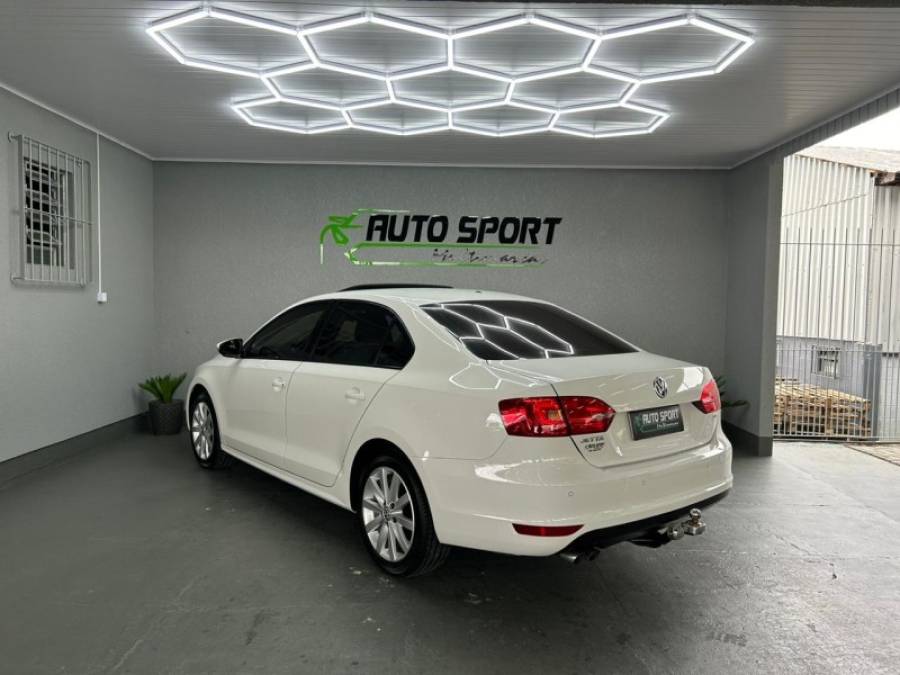 VOLKSWAGEN - JETTA - 2012/2012 - Branca - R$ 69.990,00