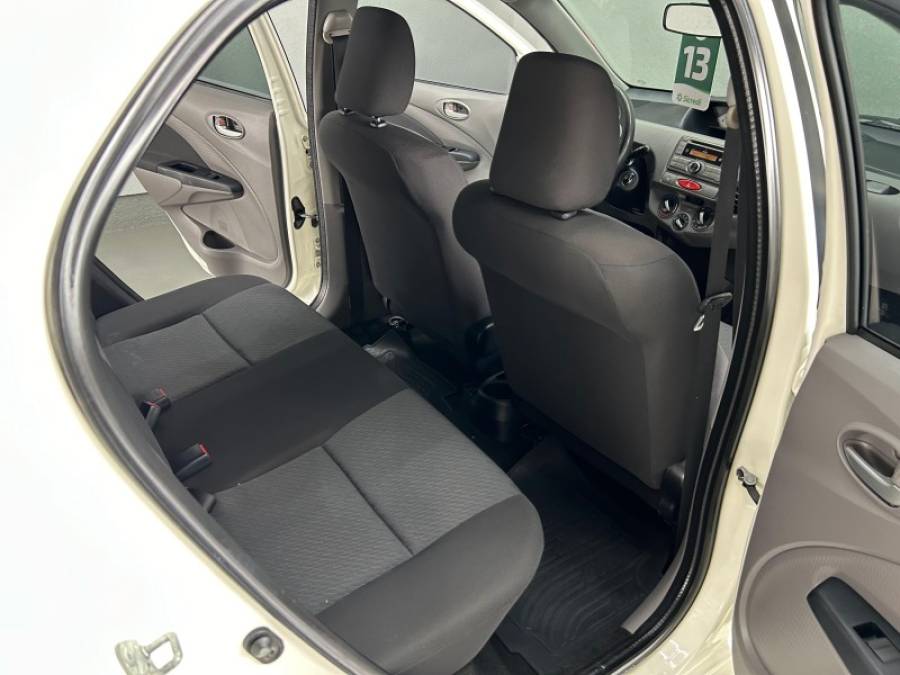 TOYOTA - ETIOS - 2013/2013 - Branca - R$ 43.900,00