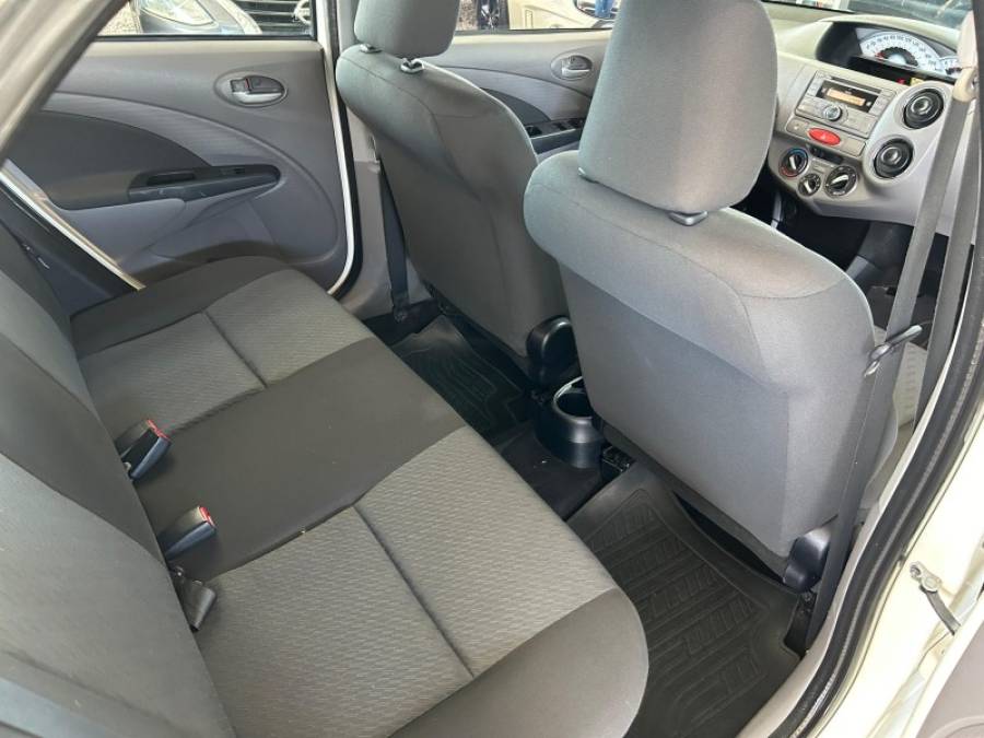 TOYOTA - ETIOS - 2013/2013 - Branca - R$ 43.900,00