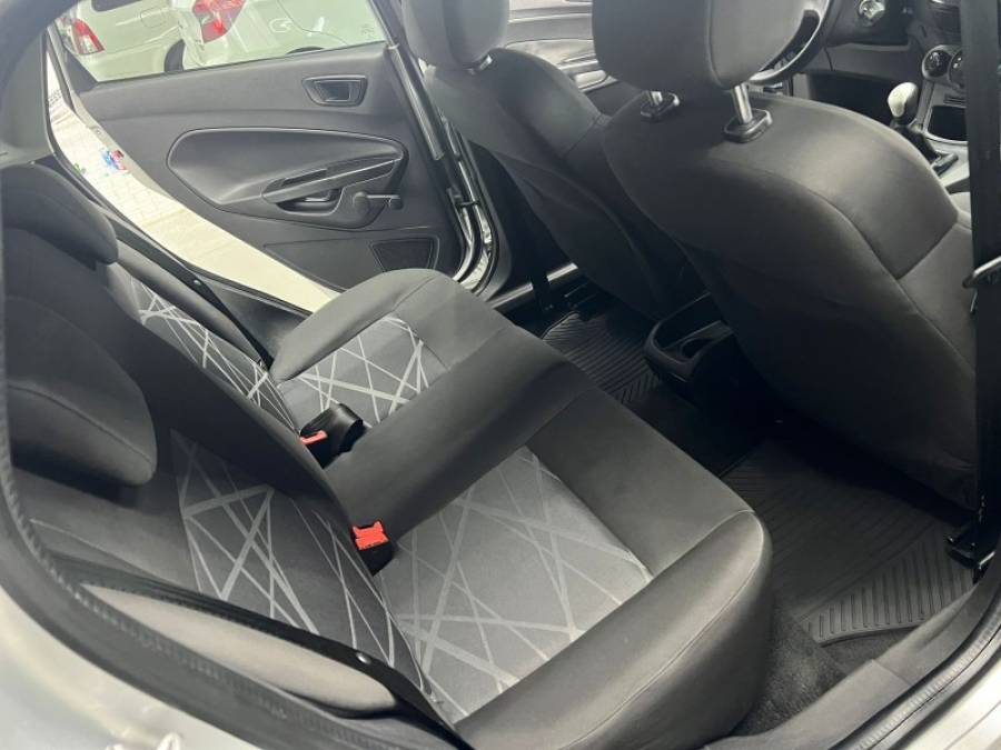 FORD - FIESTA - 2013/2014 - Prata - R$ 41.900,00