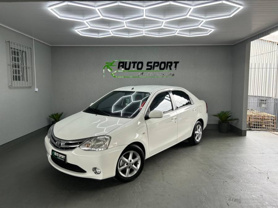 TOYOTA - ETIOS - 2013/2013 - Branca - R$ 43.900,00