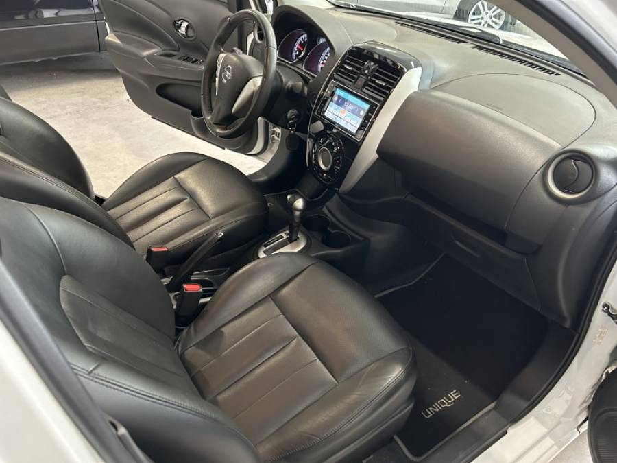 NISSAN - VERSA - 2017/2018 - Branca - R$ 65.000,00