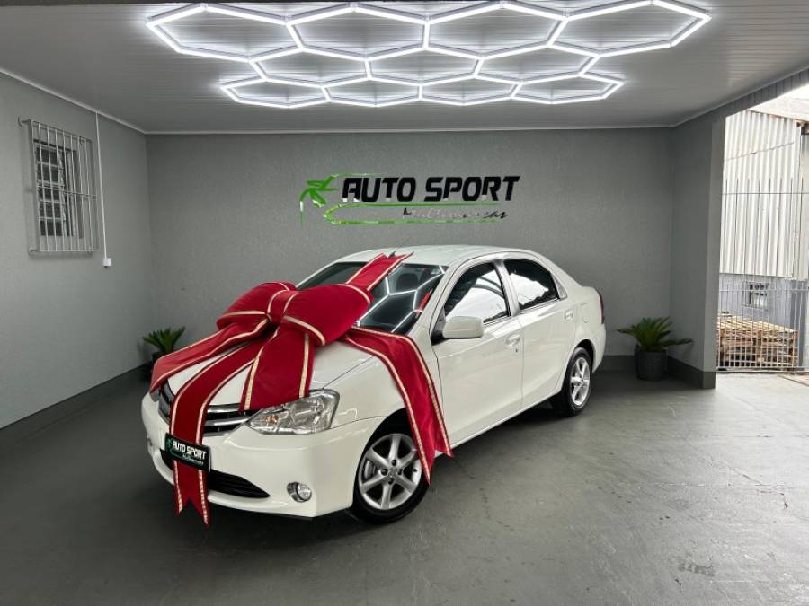 TOYOTA - ETIOS - 2013/2013 - Branca - R$ 43.900,00