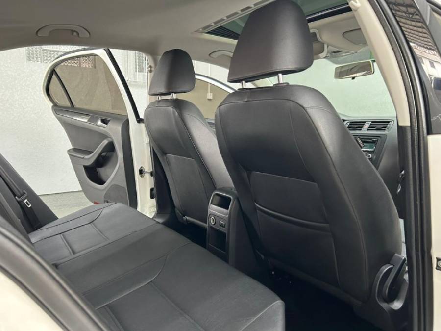 VOLKSWAGEN - JETTA - 2012/2012 - Branca - R$ 69.990,00