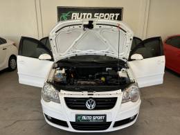 VOLKSWAGEN - POLO SEDAN - 2010/2011 - Branca - R$ 40.900,00