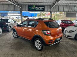 RENAULT - SANDERO - 2015/2015 - Laranja - R$ 46.000,00