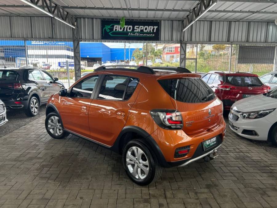 RENAULT - SANDERO - 2015/2015 - Laranja - R$ 46.000,00