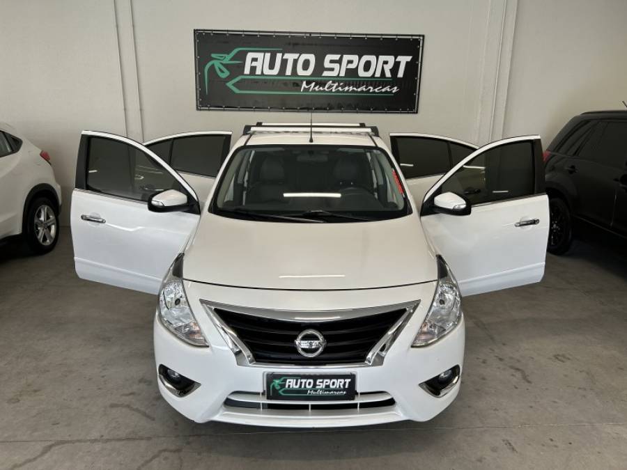 NISSAN - VERSA - 2017/2018 - Branca - R$ 65.000,00