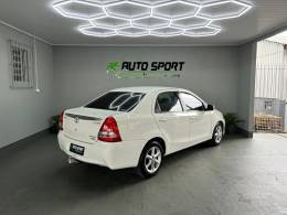 TOYOTA - ETIOS - 2013/2013 - Branca - R$ 43.900,00