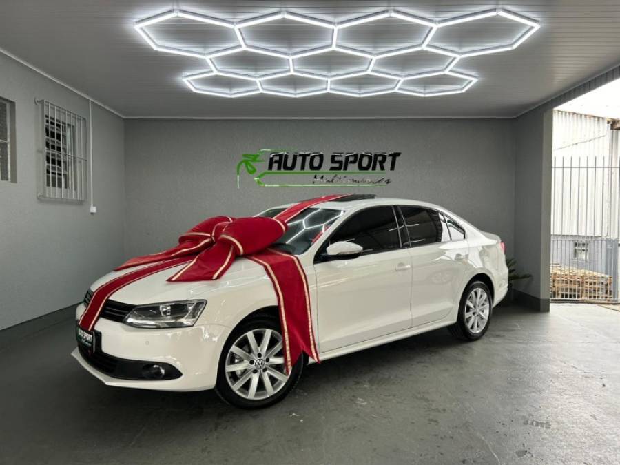 VOLKSWAGEN - JETTA - 2012/2012 - Branca - R$ 69.990,00
