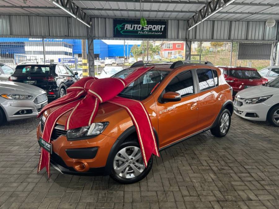 RENAULT - SANDERO - 2015/2015 - Laranja - R$ 46.000,00