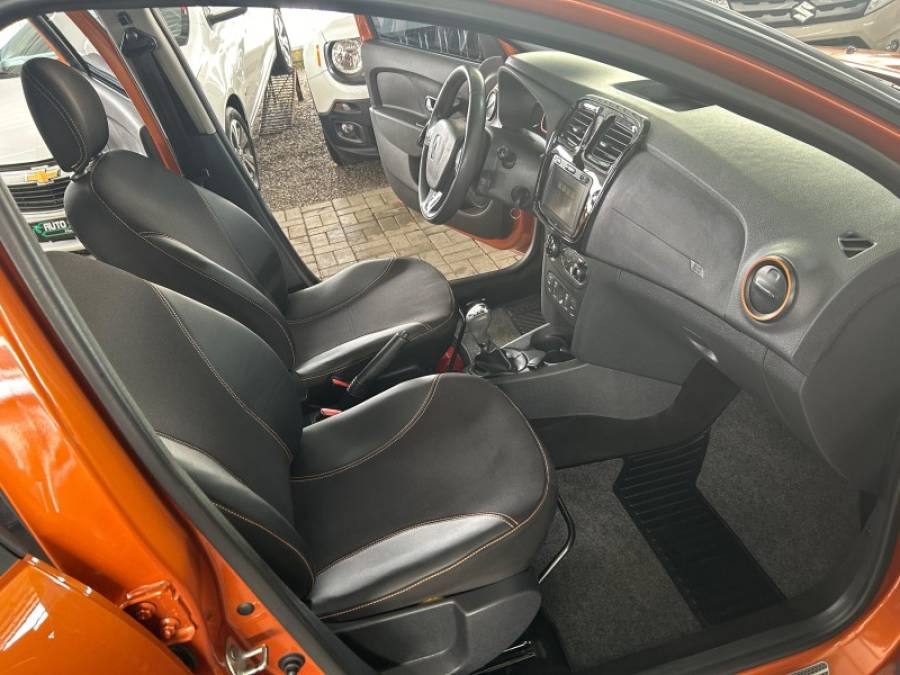 RENAULT - SANDERO - 2015/2015 - Laranja - R$ 46.000,00