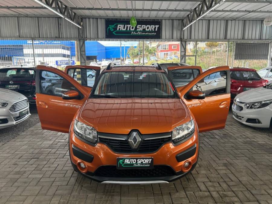 RENAULT - SANDERO - 2015/2015 - Laranja - R$ 46.000,00
