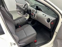 TOYOTA - ETIOS - 2013/2013 - Branca - R$ 43.900,00