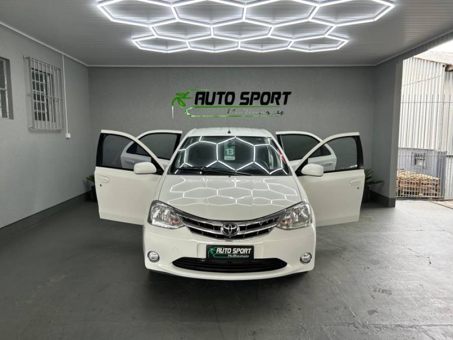 TOYOTA - ETIOS - 2013/2013 - Branca - R$ 43.900,00
