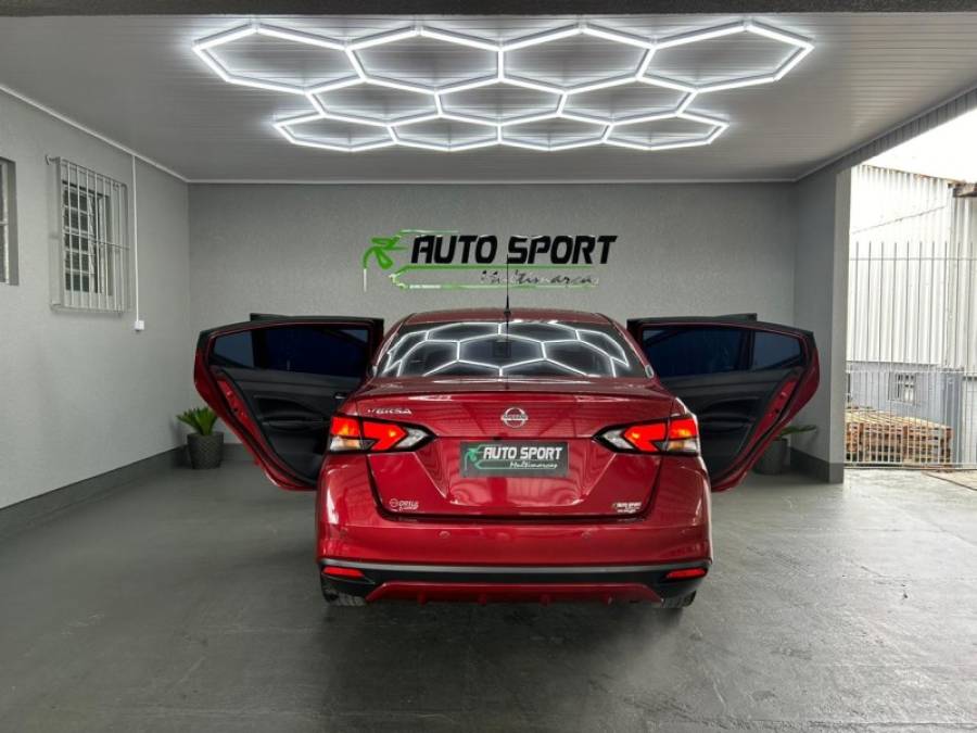 NISSAN - VERSA - 2022/2023 - Vermelha - R$ 97.800,00