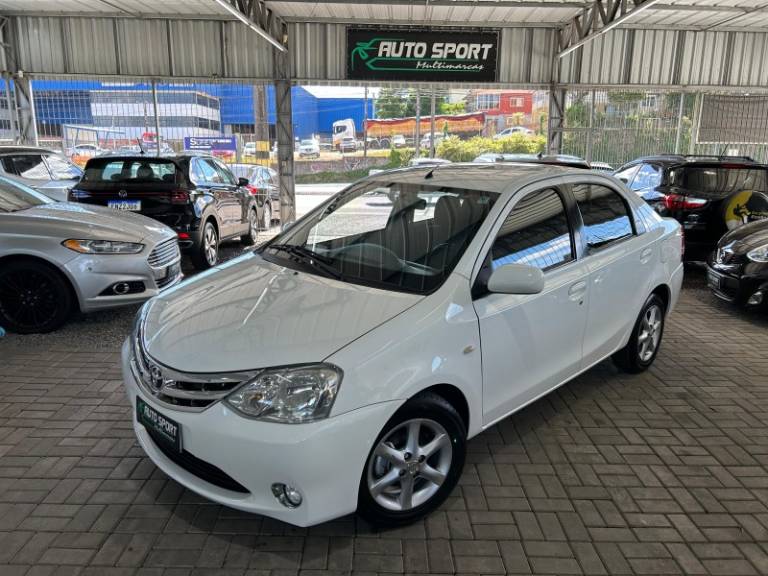 TOYOTA - ETIOS - 2013/2013 - Branca - R$ 43.900,00