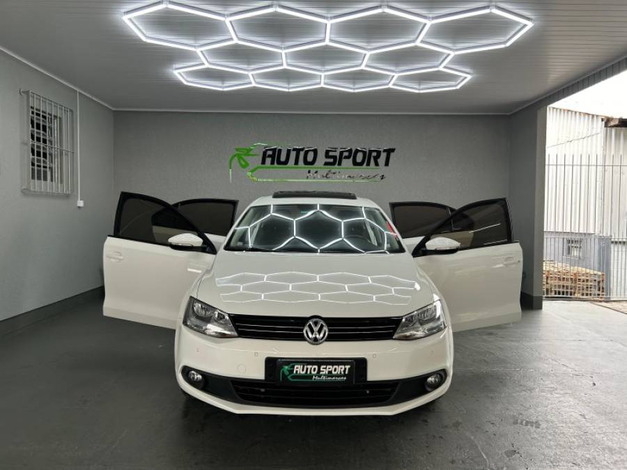 VOLKSWAGEN - JETTA - 2012/2012 - Branca - R$ 69.990,00