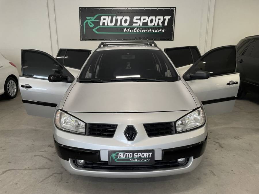 RENAULT - MÉGANE - 2011/2011 - Prata - R$ 35.900,00