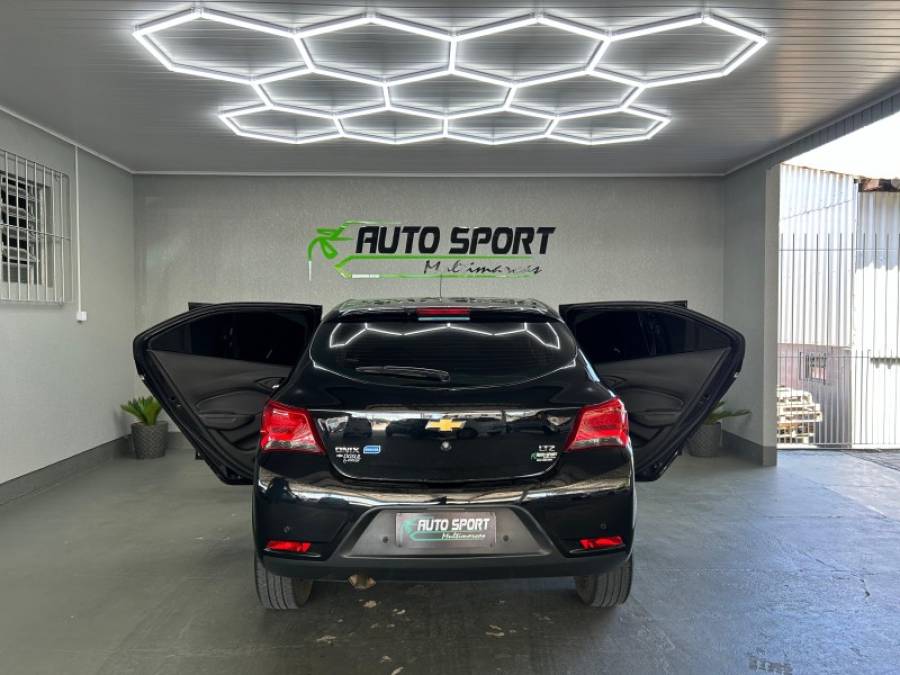 CHEVROLET - ONIX - 2017/2018 - Preta - R$ 67.900,00