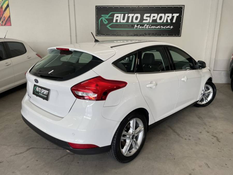 FORD - FOCUS - 2015/2016 - Branca - R$ 59.900,00