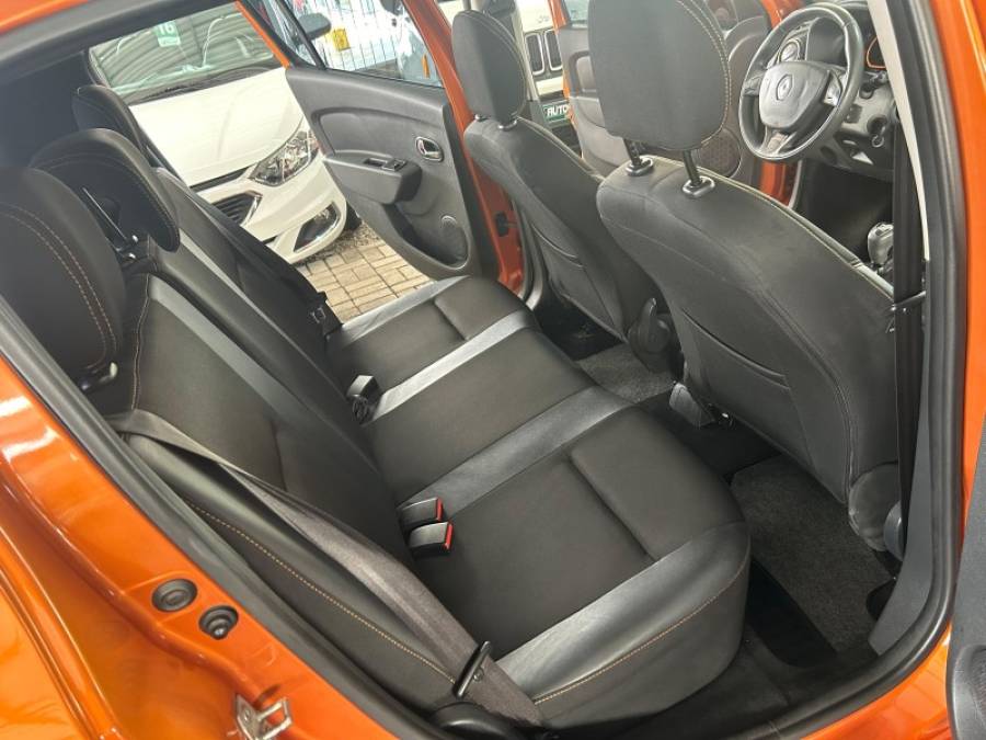 RENAULT - SANDERO - 2015/2015 - Laranja - R$ 46.000,00